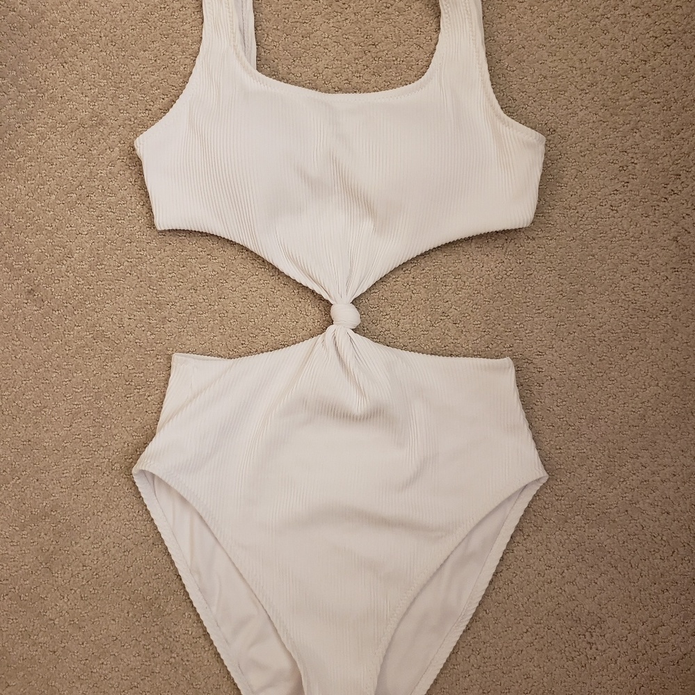 One-piece bathing suit